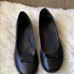 Black flats with light heel and a bow